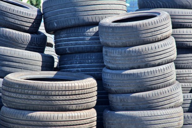 废旧轮胎的照片。图片下载