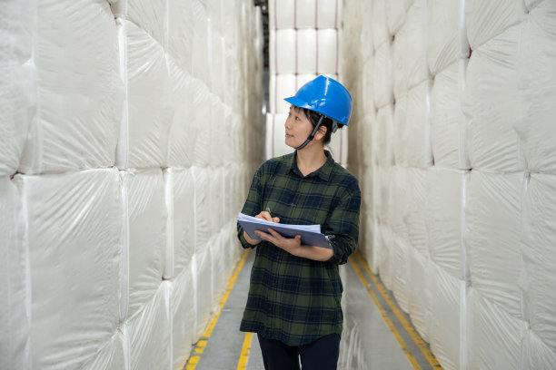 一名女性仓管员正在登记入纸仓图片下载