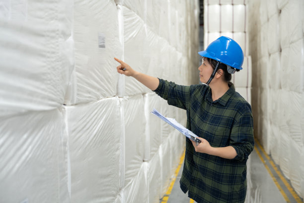 一名女仓库工人在无纺布仓库工作图片下载