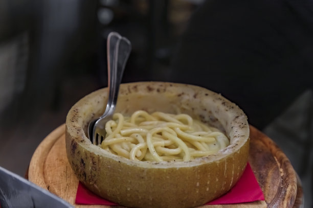 新鲜的意大利面在佩科里诺奶酪轮餐厅，弗洛雷斯图片下载