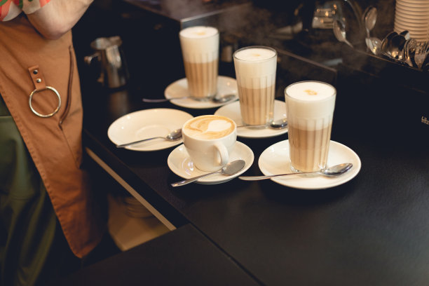 职业咖啡师，在咖啡馆做咖啡的男性肖像摄影。人们在室内的生活方式图片。图片下载