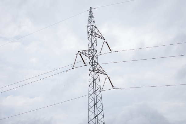 城市地区的大功率电线杆连接到智能电网。供电、配电、输电、高压概念照片。多云的天空。西班牙马拉加。图片下载