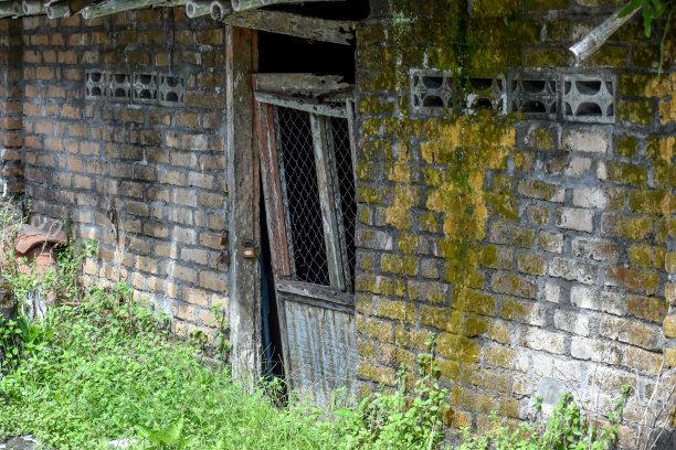 一所破旧而不整洁的房子的墙壁，一所无人居住的空房子。图片下载