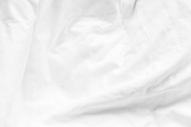 白色床单背景，皱巴巴的羽绒被，皱巴巴的毯子被布，用于酒店，度假村或家庭室内的床上用品和睡眠舒适图片下载