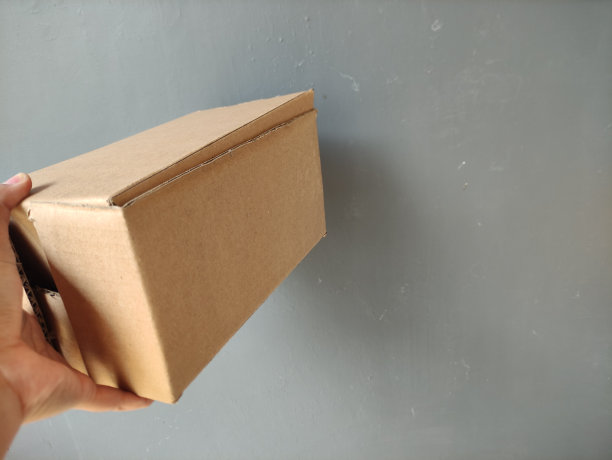 回收用过的纸板箱，制成可使用的纸板箱图片下载