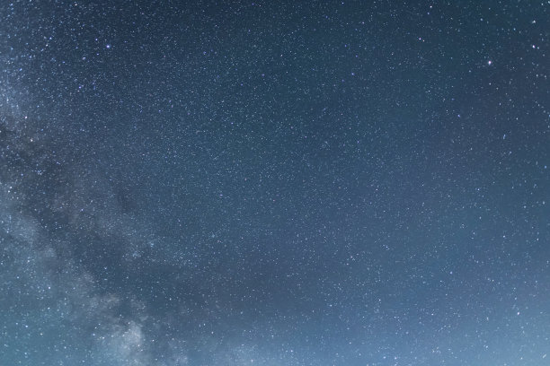 美丽的星夜。明亮的银河系天空。天文背景。图片下载