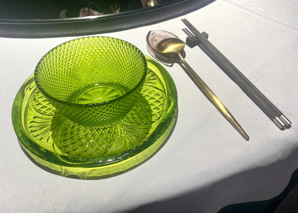 绿色的玻璃餐具图片下载