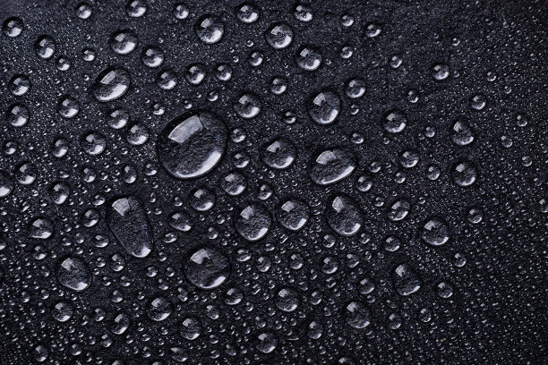 水滴在黑色背景顶部视图。图片下载