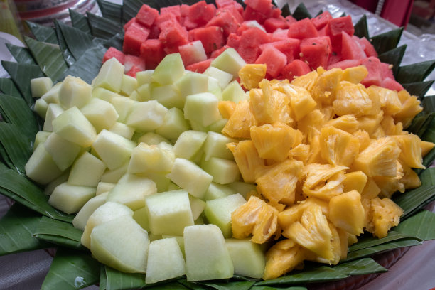 小块的菠萝、木瓜、西瓜和甜瓜作为甜点放在托盘上图片下载