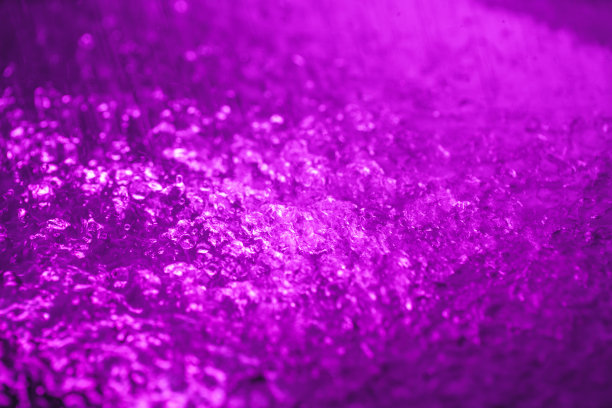 浴缸里的纯净水还有霓虹背光。艺术水背景图片下载