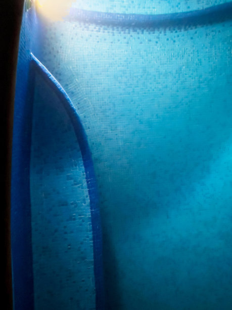 晚上热水浴缸里的淡水图片下载