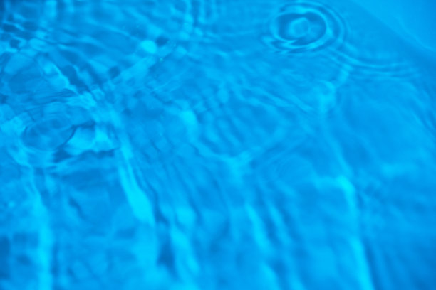 纯净的蓝色波纹水。艺术水背景图片下载