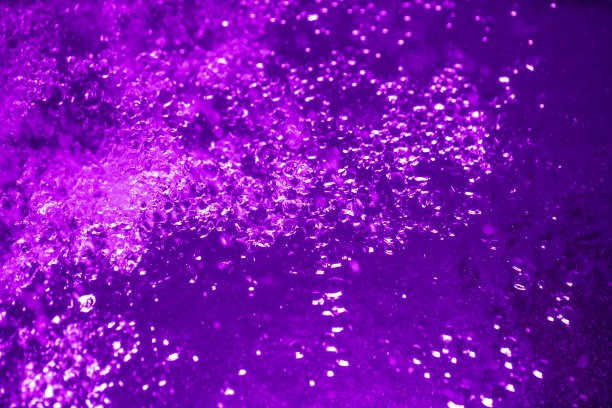 浴缸里的纯净水还有霓虹背光。艺术水背景图片下载