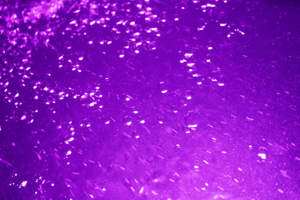 浴缸里的纯净水还有霓虹背光。艺术水背景图片下载