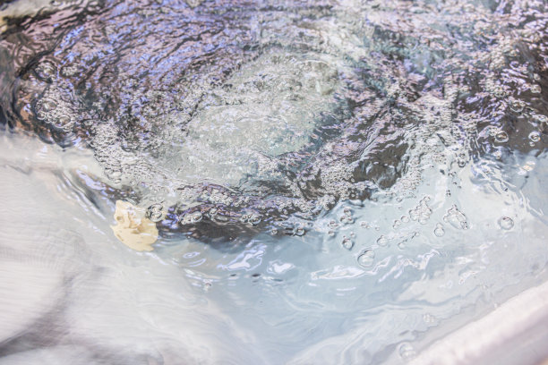 在热水浴缸里放松，享受舒缓的水流。图片下载