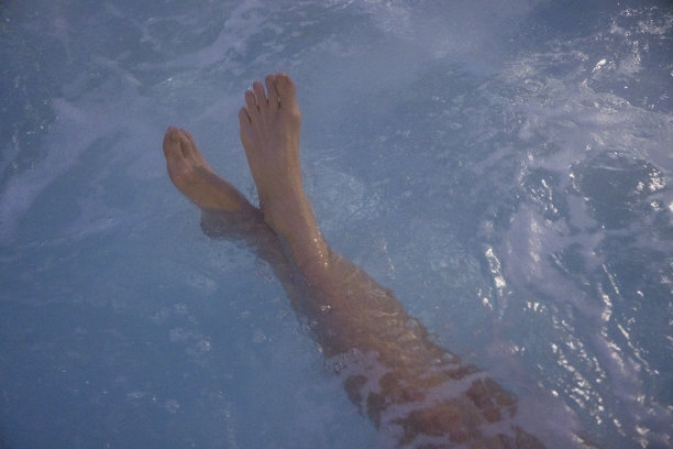 女人在热水浴缸里放松，冬天图片下载