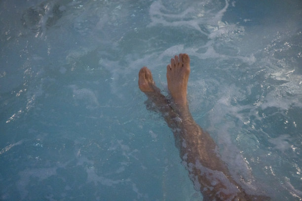 女人在热水浴缸里放松，冬天图片下载