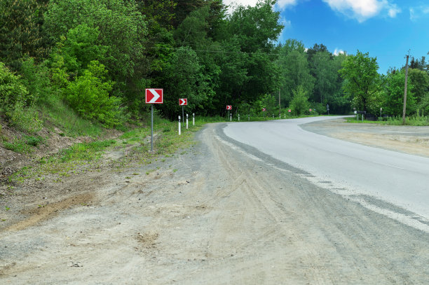 乡村道路上的转向灯。打右转信号。路标。图片下载