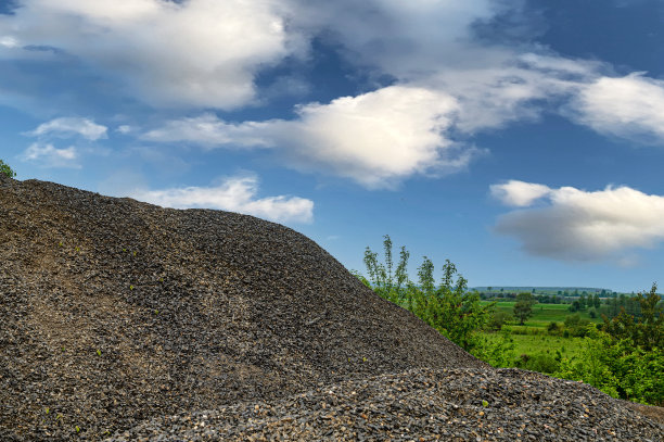 花岗岩上的小砾石。采石场中的一大堆建筑玄武岩。图片下载