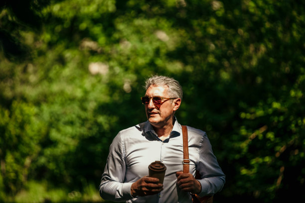 老年人要一份外卖咖啡图片下载