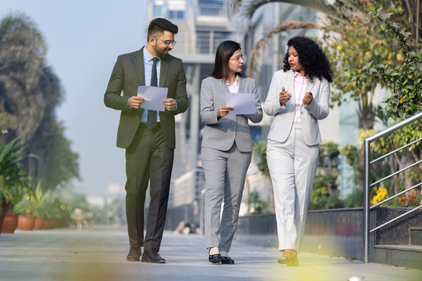 同事们在办公楼外讨论。图片下载