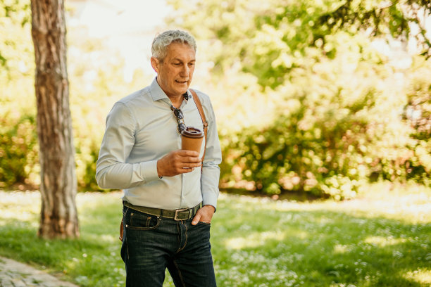 微笑的商人去办公室，喝着外卖咖啡图片下载