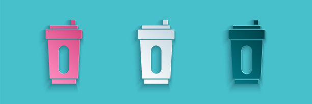 剪纸运动瓶与水图标隔离在蓝色背景。纸艺风格。向量图片下载