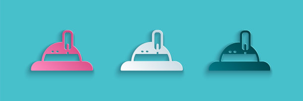 剪纸猎人帽图标孤立的蓝色背景。格子冬帽。纸艺风格。向量图片下载