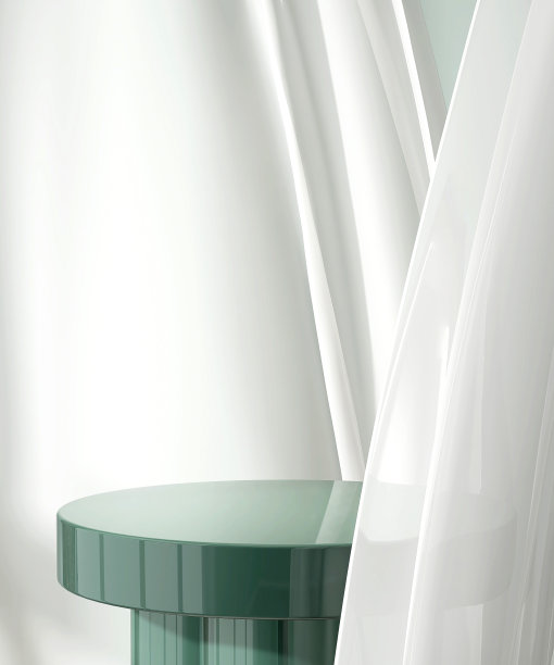 空的现代光滑的翡翠绿圆形裙边桌在柔软的白色吹帘窗帘窗帘在阳光下图片下载