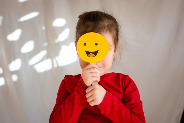 在白色的背景下，一个快乐的女孩的肖像图片下载