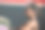 年轻健康的女运动员和运动员，戴着拳击手套，准备在现代健身房和俱乐部练习与伙伴和队友摔跤图片下载