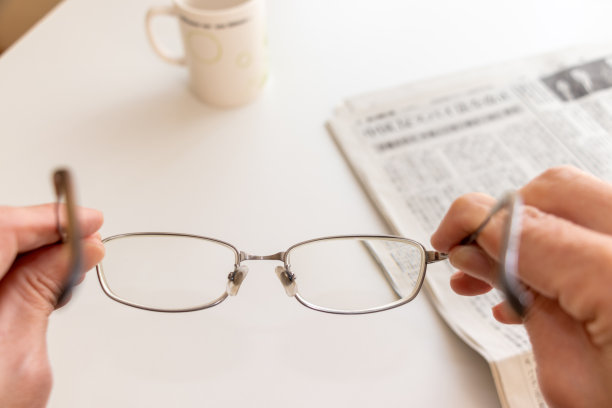 拿起眼镜看报纸图片下载