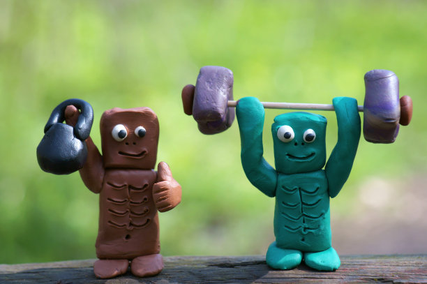 带着玩具哑铃的僵尸形象。图片下载