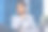 有思想的年轻女商人拿着眼镜在思考。图片下载
