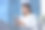 快乐的女商人拿着电子平板电脑在办公大楼外图片下载
