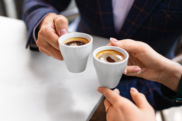 喝咖啡休息时的同事。图片下载