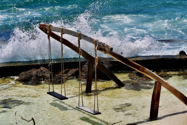 加勒比海上空的成人秋千图片下载