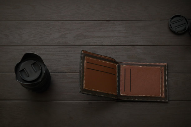 时尚的黑色皮革钱包在木桌的顶部图片下载