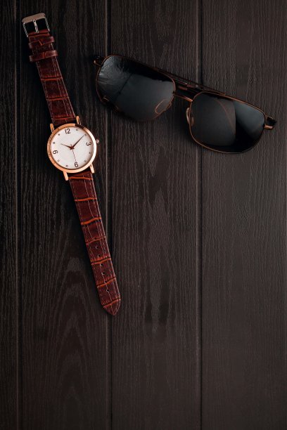手表与棕色皮带上的木制表图片下载