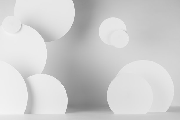 白色柔光抽象舞台，以圆圈飞的图案作为城市几何风格的装饰，是展示化妆品、商品、设计、广告、卡片的场景模板。图片下载