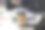 一个带盖子的纸杯，咖啡外带。咖啡杯放在办公室桌子上，背景是黄色的图片下载