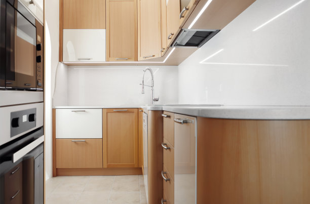 带电器的现代木制家庭厨房，广阔的视野与复制空间图片下载