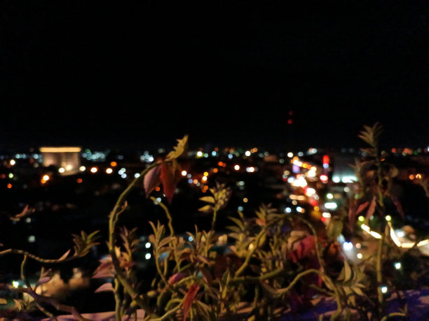 黑暗孤独之夜的城市景观图片下载