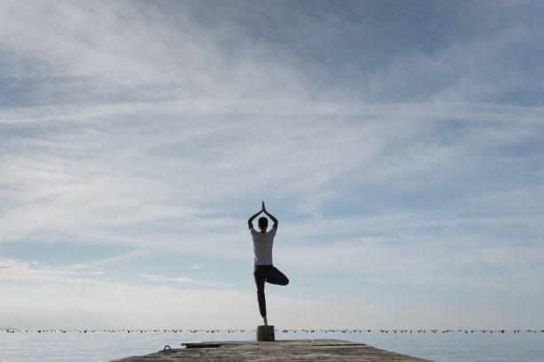 有魅力的年轻人在海边练习瑜伽冥想和呼吸图片下载