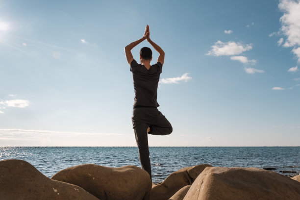 有魅力的年轻人在海边练习瑜伽冥想和呼吸图片下载