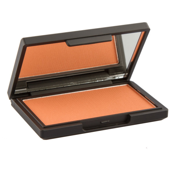 化妆用的古铜色粉饼装在塑料盒里，带一面镜子和一把刷子，底色为白色图片下载