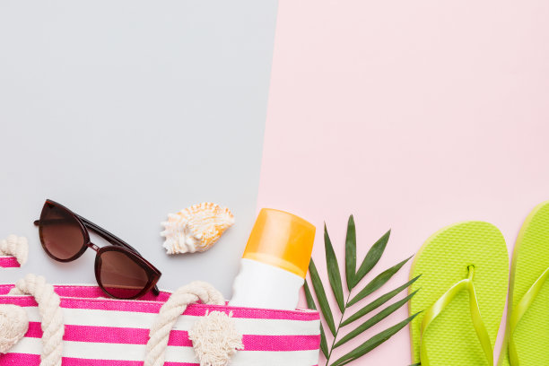 沙滩饰品草帽和贝壳在彩色桌上。夏季概念背景图片下载