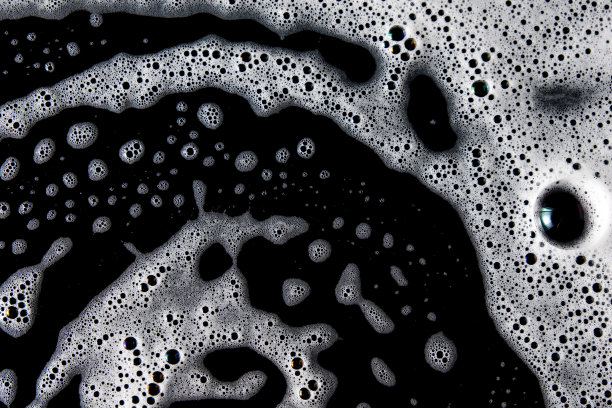 抽象背景白色肥皂泡沫纹理。带有泡沫的洗发泡沫图片下载