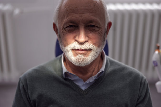 老年男性病人坐在牙医椅上图片下载