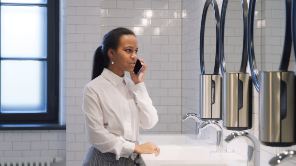 非裔美国女学生站在校厕所讲手机图片下载